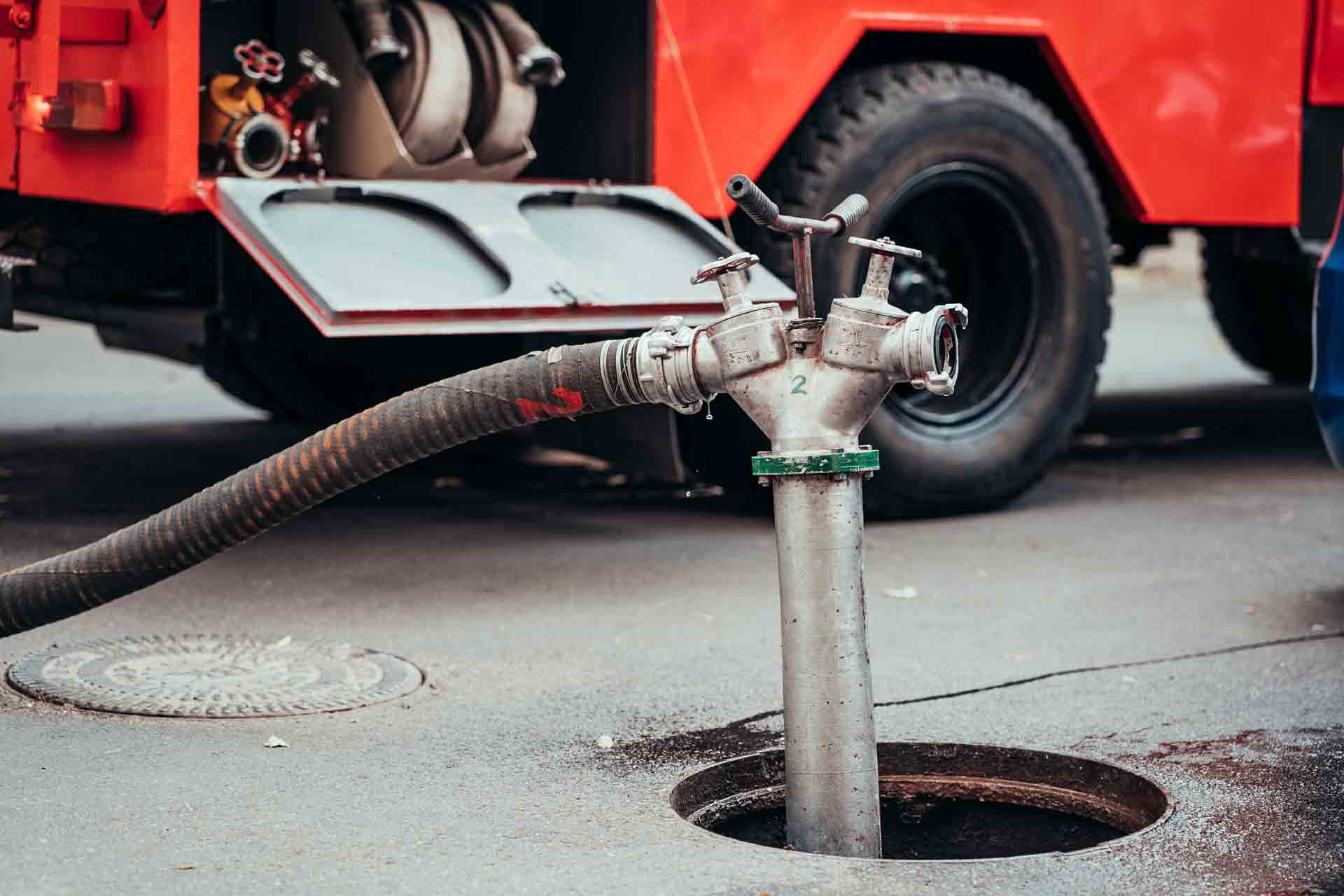 hydrant-im-einsatz-waehrend-eines-strukturbrands-beyerle-1